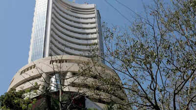 Sensex tumbles 1k pts as foreign funds sell stocks worth 7.4k crore