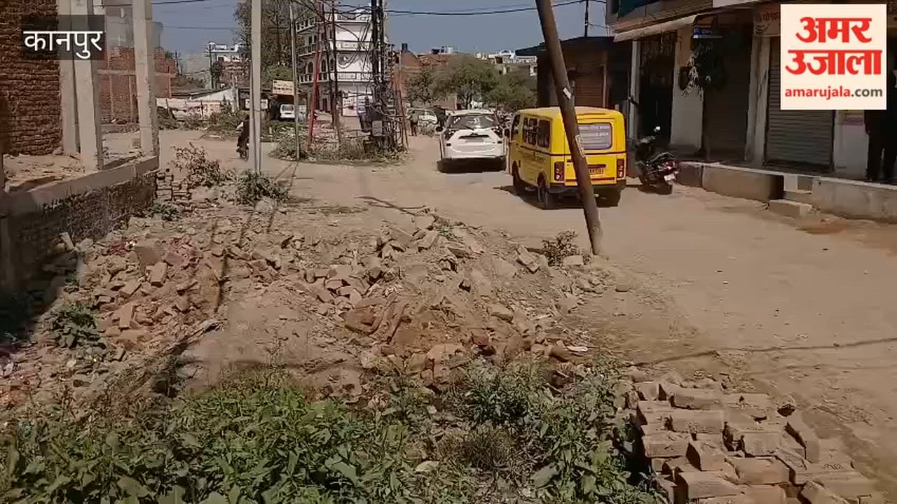 Kanpur: Household debris dumped on Kalyanpur Bamba Road