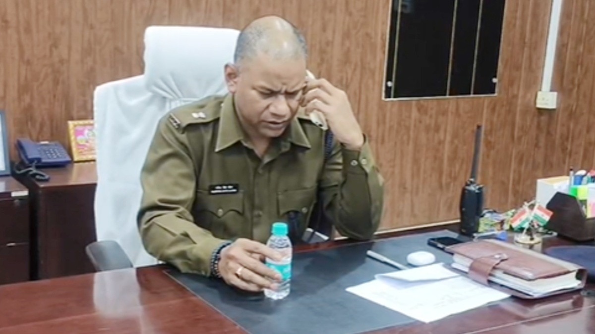 एसपी गजेंद्र सिंह ने बिजनेसमैन को दिया सुरक्षा का भरोसा.(Photo:ITG)