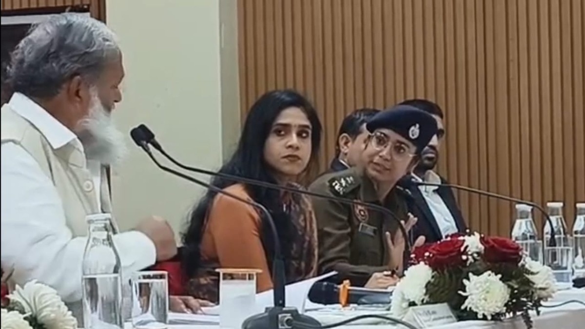 अनिल विज और एसपी में हुई बहस (Photo: Screengrab) अनिल विज और एसपी में हुई बहस (Photo: Screengrab)