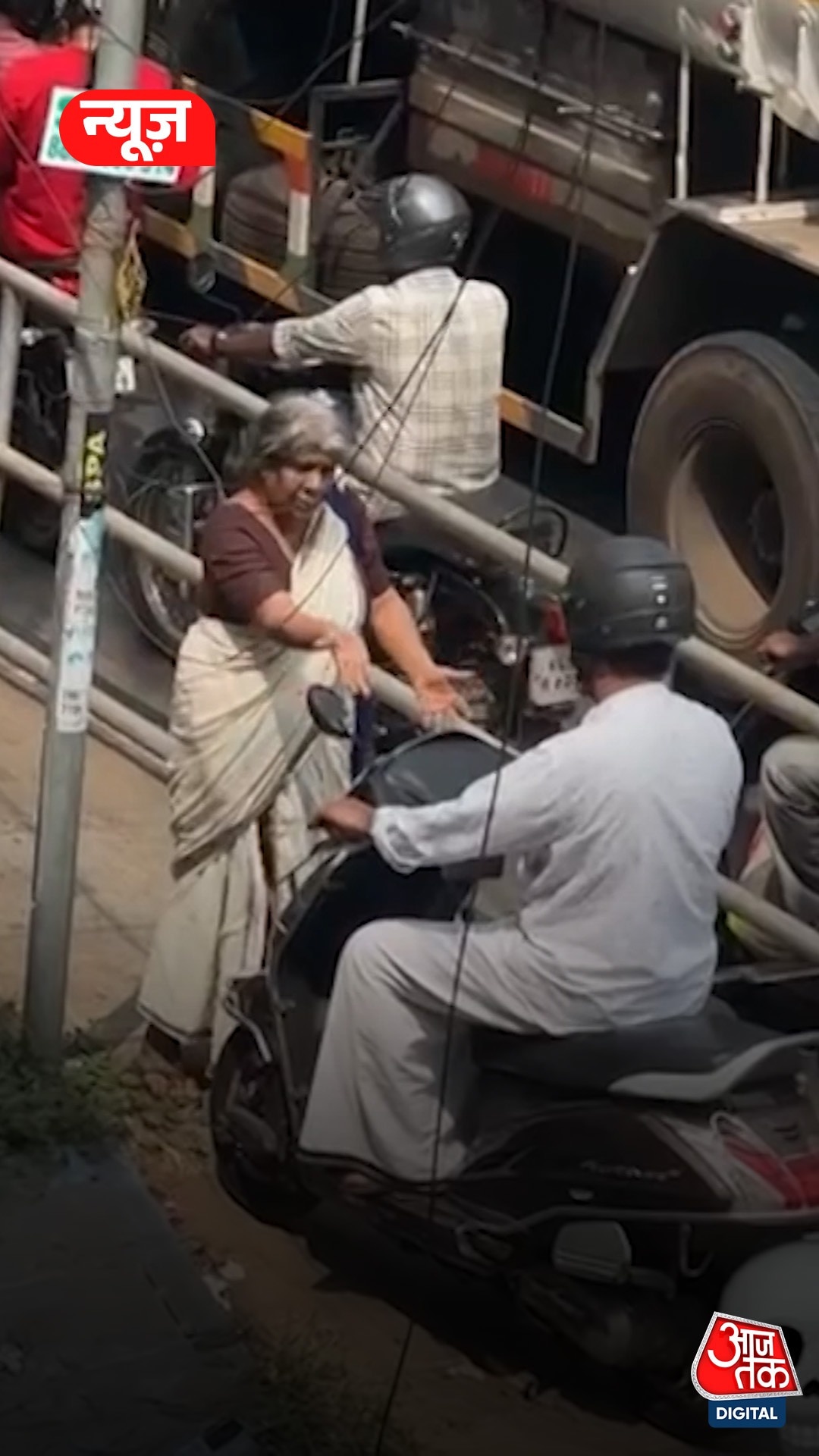 Kerala में फुटपाथ पर चढ़ी स्कूटी, महिला ने सिखाया सबक