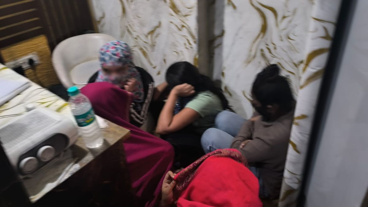 स्पा सेंटरों से युवक-युवतियों को हिरासत में लिया गया. (Photo: ITG)