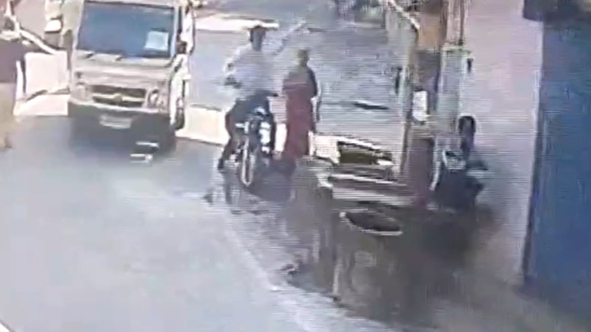 सीसीटीवी में कैद हुई टप्पेबाजी की घटना. (Photo: Screengrab) सीसीटीवी में कैद हुई टप्पेबाजी की घटना. (Photo: Screengrab)