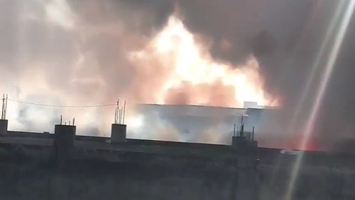 केमिकल फैक्ट्री में लगी भीषण आग. (photo: ITG)