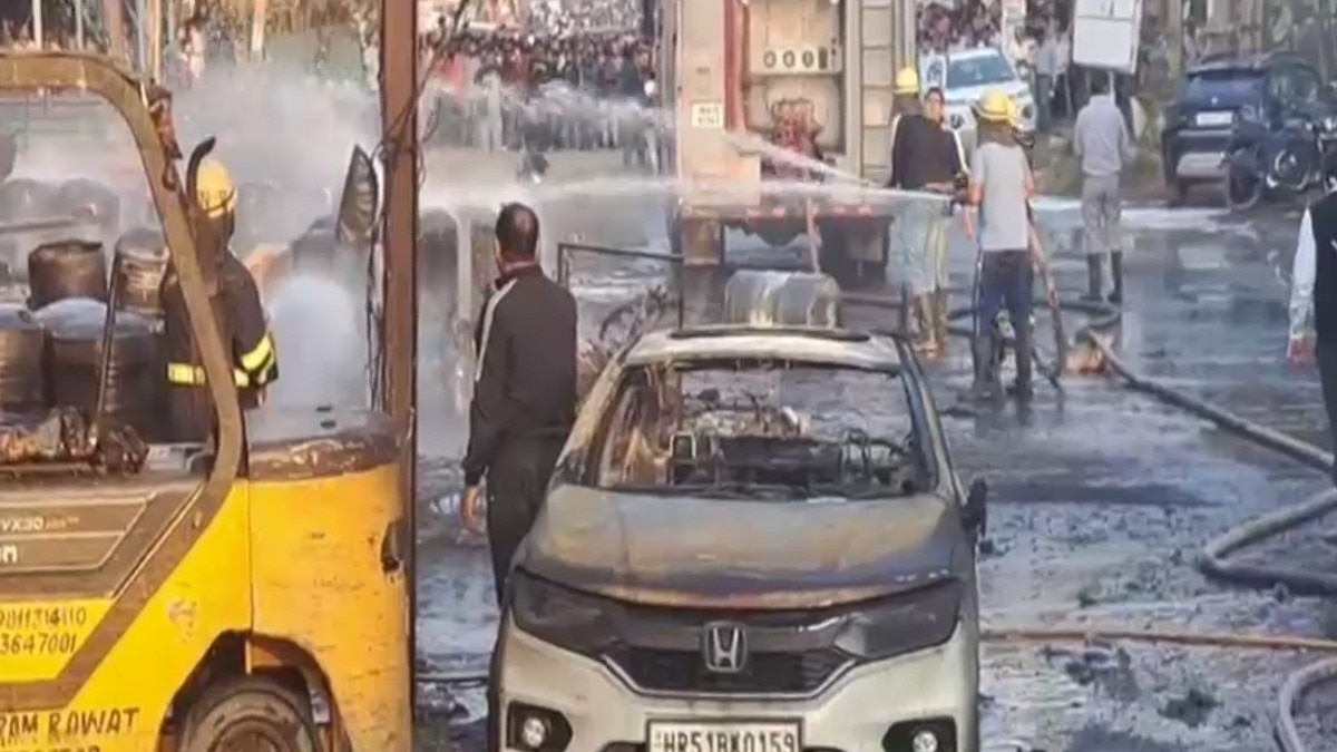 फैक्ट्री में आग लगने के बाद धमाका हो गया. (Photo: Screengrab) फैक्ट्री में आग लगने के बाद धमाका हो गया. (Photo: Screengrab)