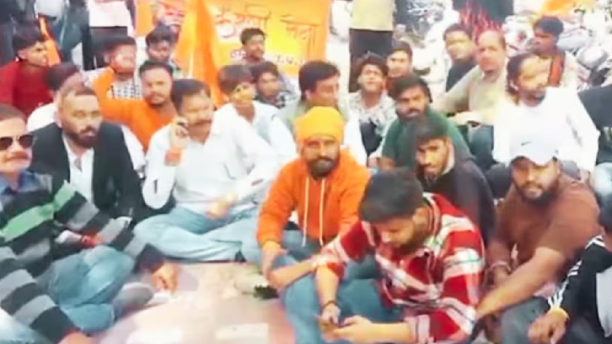 करणी सेना के कार्यकर्ताओं ने विरोध किया. (Photo: Screengrab) करणी सेना के कार्यकर्ताओं ने विरोध किया. (Photo: Screengrab)