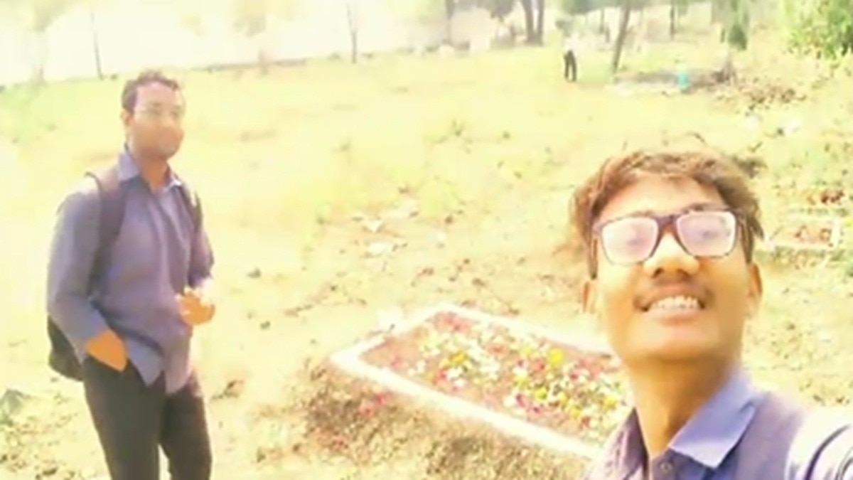 कब्रिस्तान में रीलबाजी (Photo: itg) कब्रिस्तान में रीलबाजी (Photo: itg)