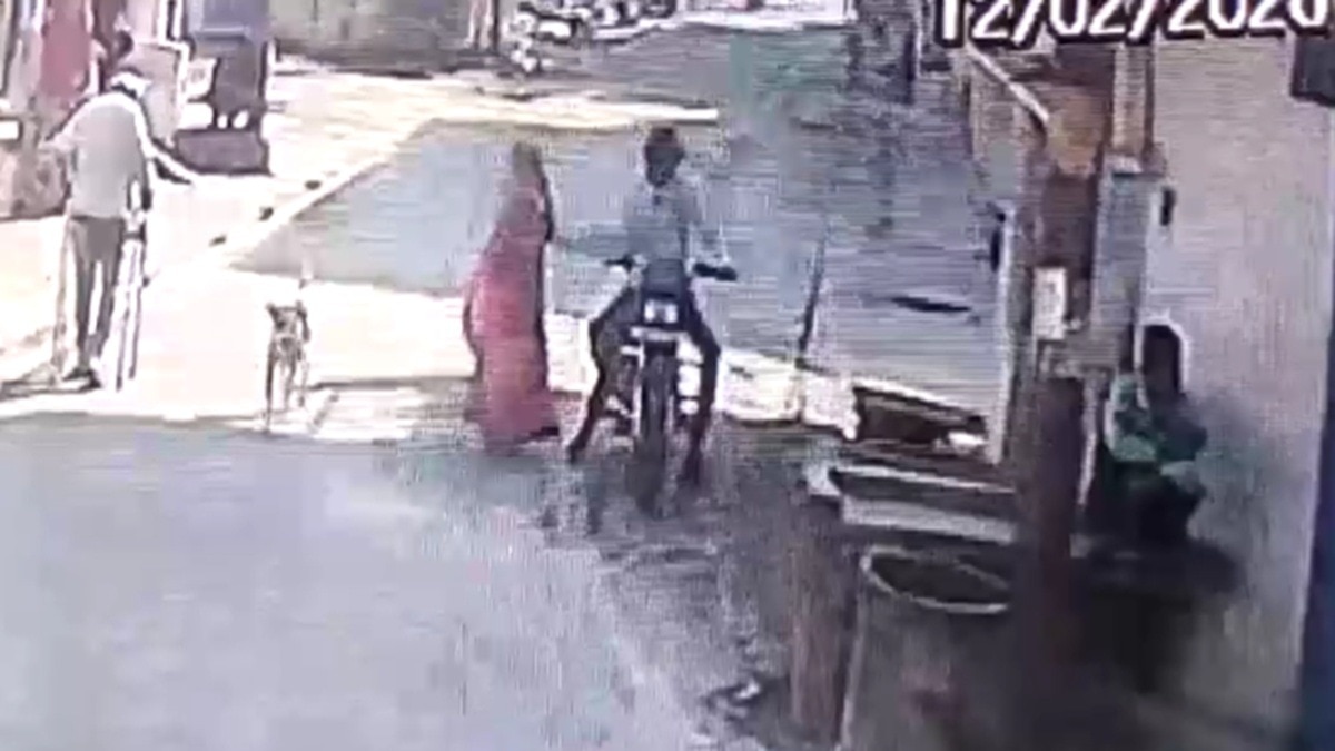 बुजुर्ग को बेवकूफ बनाकर लूट गया ठग (Photo: itg) बुजुर्ग को बेवकूफ बनाकर लूट गया ठग (Photo: itg)