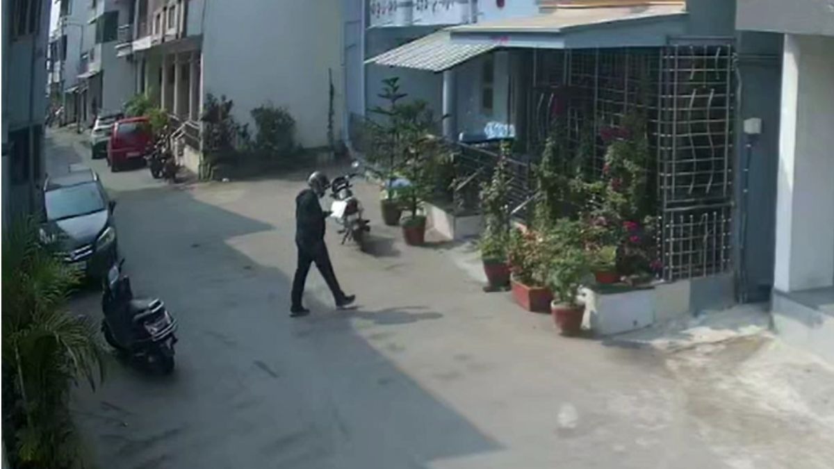 सीसीटीवी में कैद हुई घटना. (Photo: Screengrab) सीसीटीवी में कैद हुई घटना. (Photo: Screengrab)