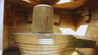 Which UNESCO World Heritage Site has a Shivlinga that never dries?