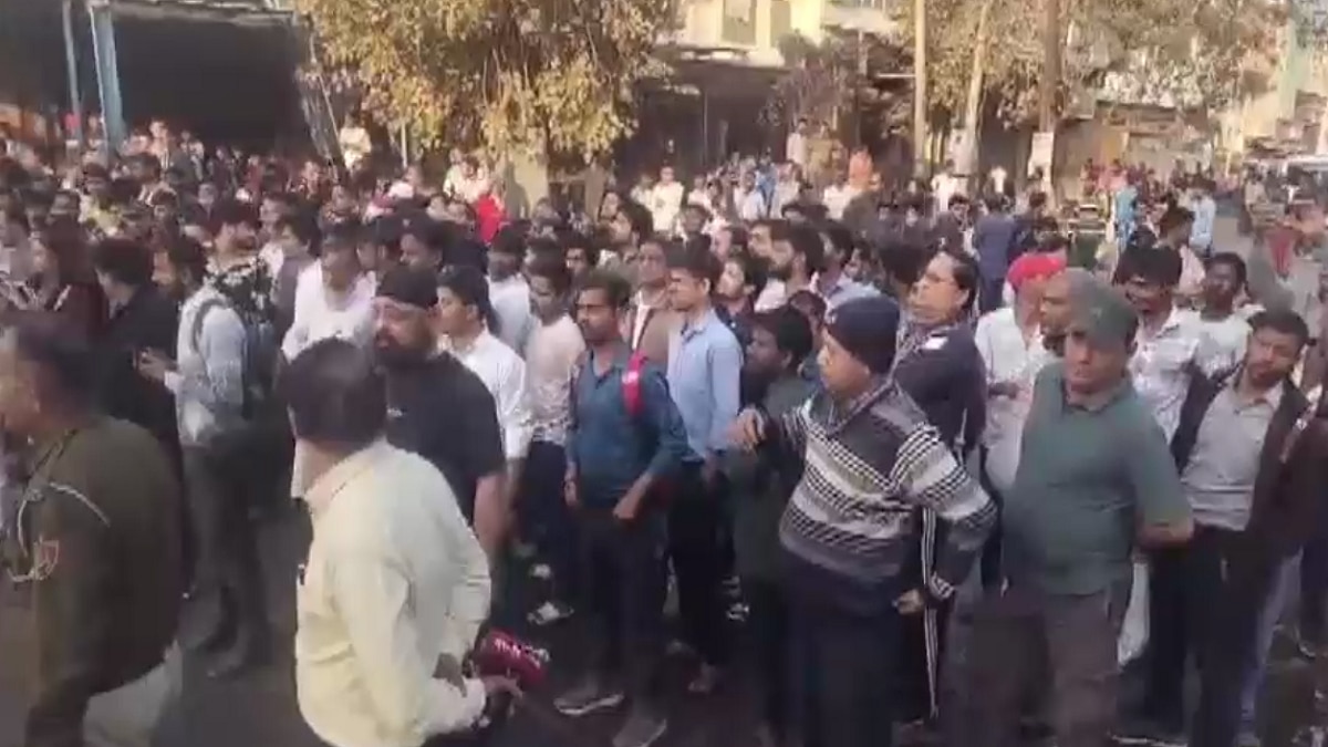 घटनास्थल पर जुटी भीड़