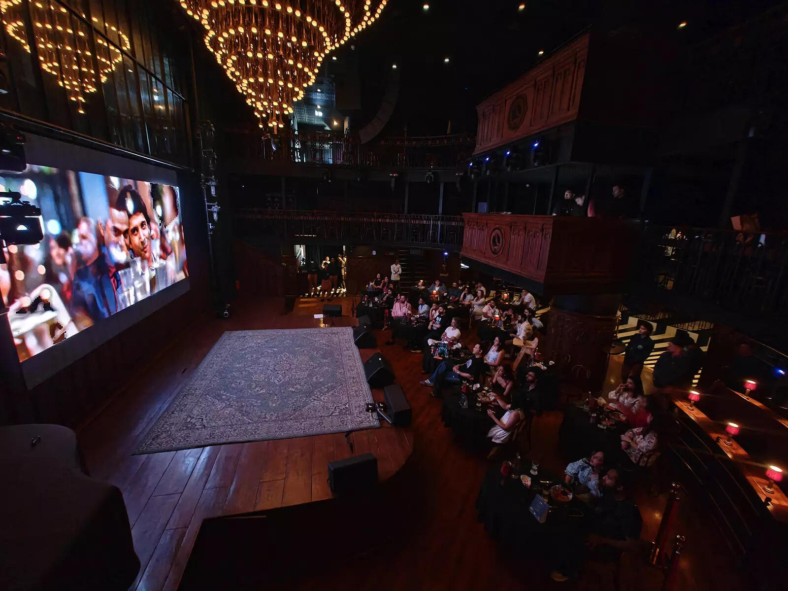 Gourmet cinema formats combine romantic ambience and curated food with films (Pic: @clubsunsetcinema)
