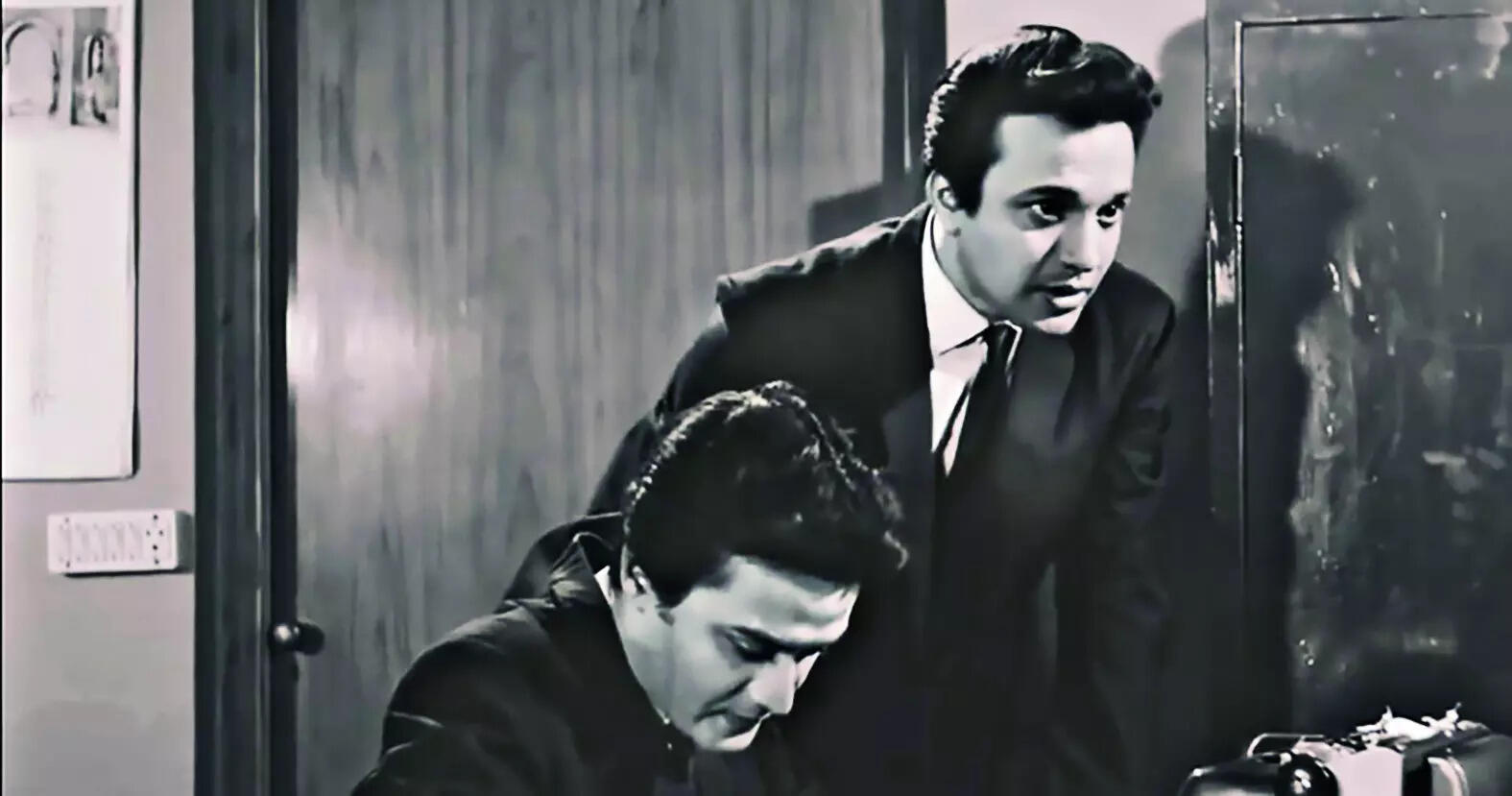 Mani Shankar Mukhopadhyay’s novel Chowringhee was adapted for the screen for the first time in 1968 by Pinaki Bhushan Mukherjee. The film , which had the same name starred Uttam Kumar and Subhendu Chatterjee. It was also adapted by Srijit Mukherji for his film Shah Jahan Regency in 2019 p3_ss_F0hc3w6WcAABZU4