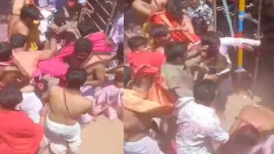 Devotees & priests fight at Jyotiba temple; police book 34 34 booked after priests, devotees fight at Kolhapur's Jyotiba shrine; video goes viral