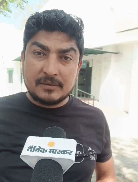 मृतक के दोस्त हिमांशु पांडे जानकारी देते हुए।