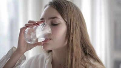Waking up with a dry mouth every day? Doctors say it may signal more than dehydration, simple daily habits that can restore saliva balance and protect oral health