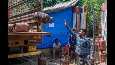 Gas crisis: Commercial LPG cylinders sell at 7k in Hyd