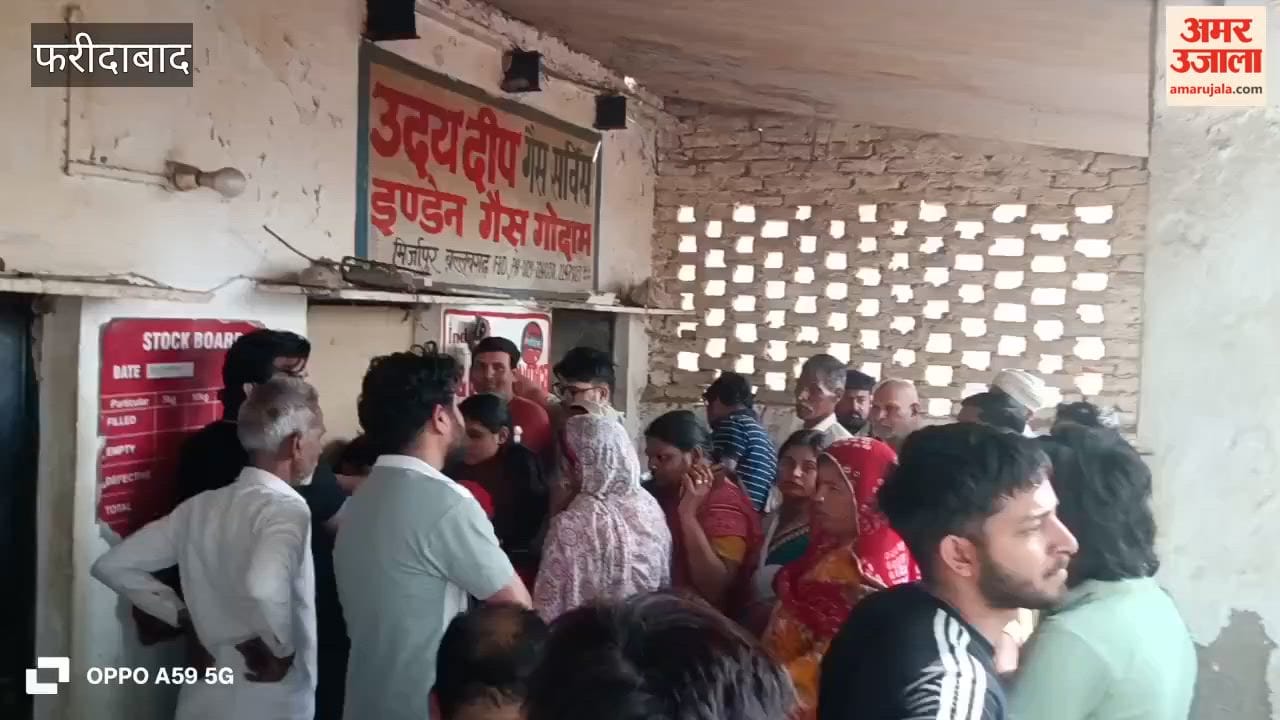 Crowd gathered at Udaydeep Agency of Mirzapur in Faridabad