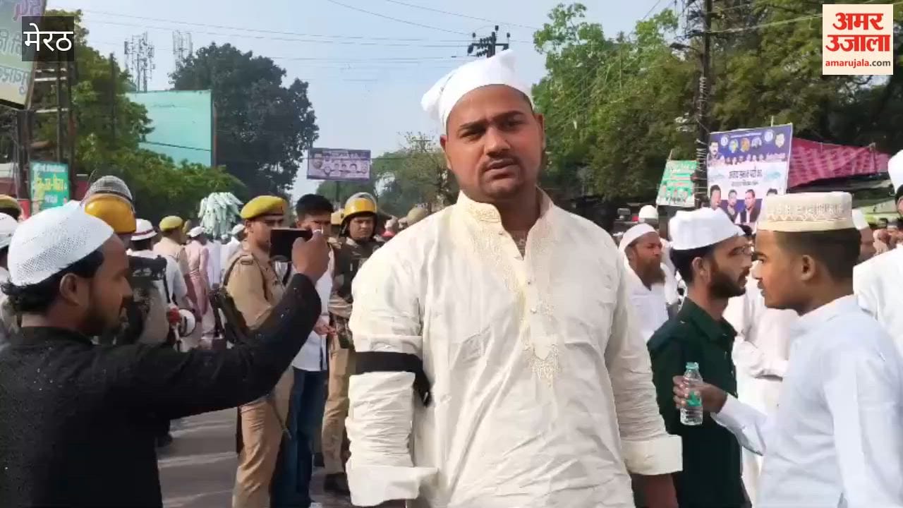 Meerut: Worshippers Wear Black Bands During Namaz, Mourn Children Killed in Iran