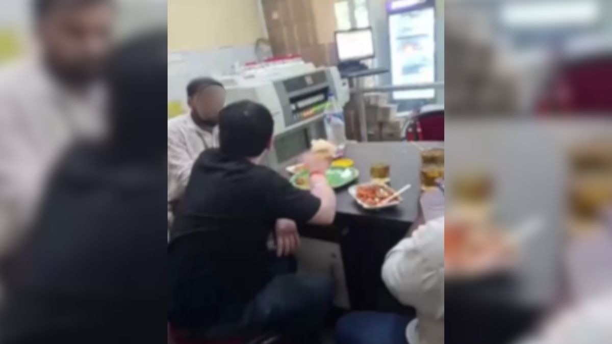 पैथेलॉजी के अंदर पैग लड़ाते दिखे कर्मचारी (Photo: itg) पैथेलॉजी के अंदर पैग लड़ाते दिखे कर्मचारी (Photo: itg)