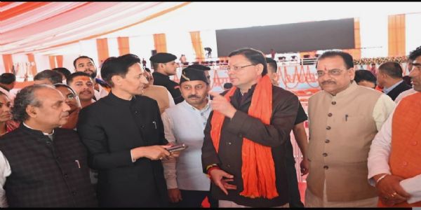 मुख्यमंत्री कार्यक्रम की तैयारियों को लेकर अधिकारियों का आवश्यक निर्देश देते हुए।