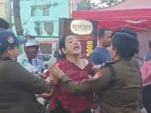 ज्योति अधिकारी और सुनीता भट्ट बीच सड़क पर लड़ते हुए।