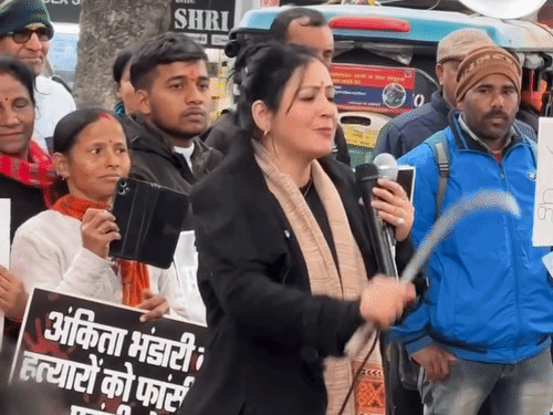 अंकिता भंडारी हत्याकांड में प्रदर्शन के दौरान दिसंबर 2025 में ज्योति ने दरांती लहराई थी।