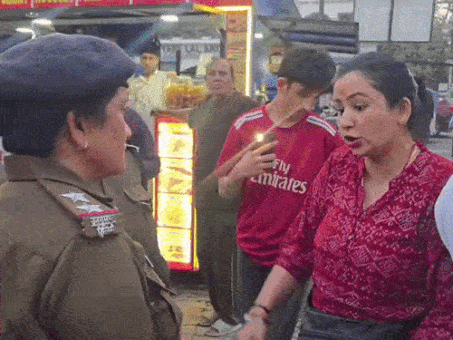 बीच बाजार आमने-सामने आई ज्योति अधिकारी और सुनीता।