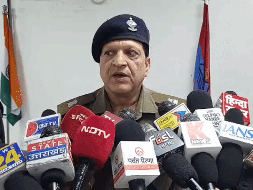 एसपी सिटी मनोज कत्याल जानकारी देते हुए।