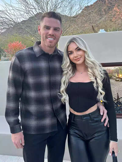 “Barbie and Ken”: Freddie Freeman and wife Chelsea’s stylish date night sparks fan buzz as her new hair draws attention