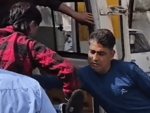 हादसे के बाद घायल को एंबुलेंस से अस्पताल पहुंचाते लोग।