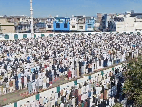 देहरादून की सुभाष नगर ईदगाह में सुबह नमाज पढ़ने लोग।