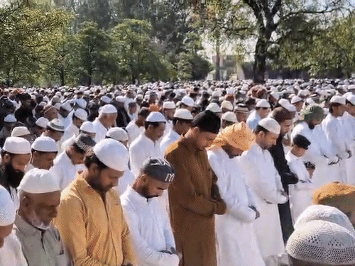 हरिद्वार में बढ़ी संख्या में लोगों ने नमाज अदा की।