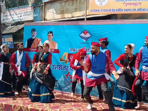 एमबी इंटर कॉलेज मैदान पर सांस्कृतिक कार्यक्रम पेश करते कलाकार।