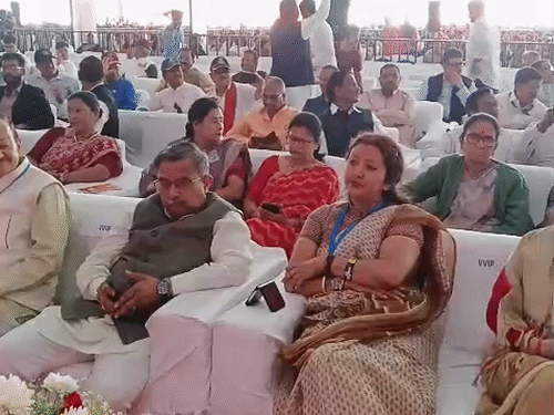 हल्द्वानी में कार्यक्रम स्थल पर बैठे बीजेपी पदाधिकारी।