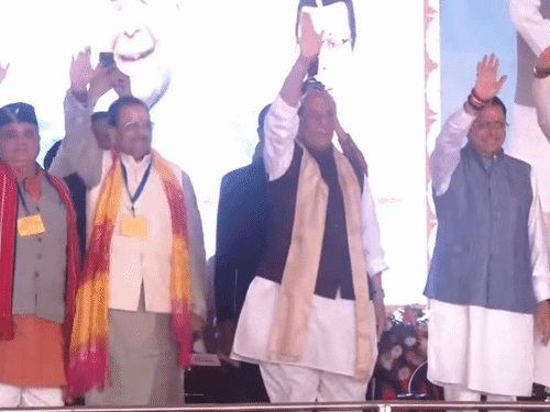 हल्द्वानी में मंच से अभिवादन करते रक्षा मंत्री राजनाथ सिंह।