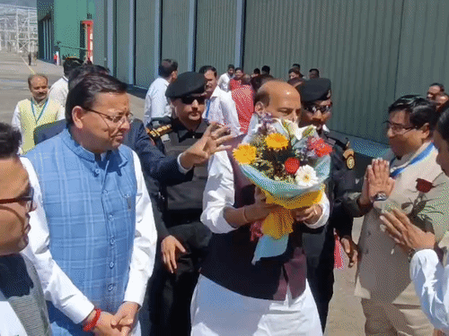 हल्द्वानी पहुंचने पर रक्षा मंत्री स्वागत करते बीजेपी कार्यकर्ता।