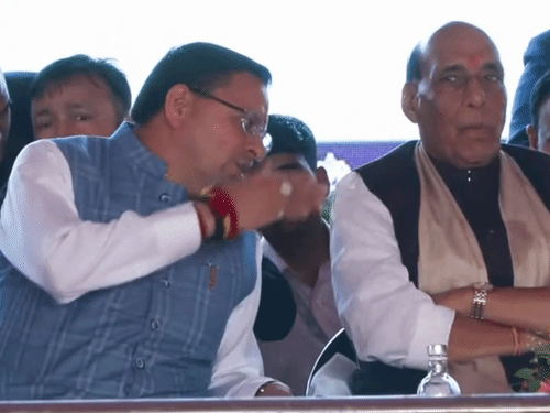 मंच पर रक्षा मंत्री राजनाथ सिंह के साथ सीएम धामी।