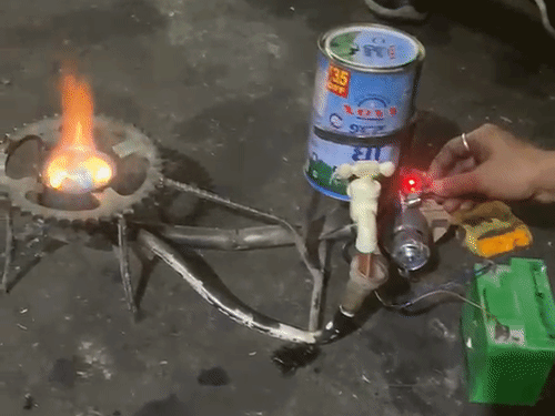 जुगाड़ से बने इस चूल्हे में ब्लोअर को कंट्रोल करने के लिए भी रेगुलेटर लगाया गया है।