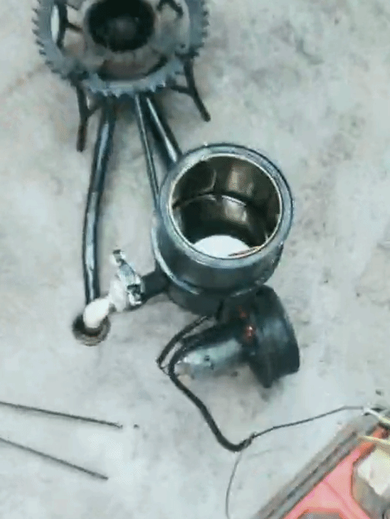 ईंधन के लिए इस जुगाड़ चूल्हे में काले पड़ चुके खराब इंजन ऑयल का इस्तेमाल किया जाता है।