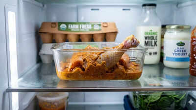 How many days can cooked chicken stay in the fridge before it becomes risky to eat