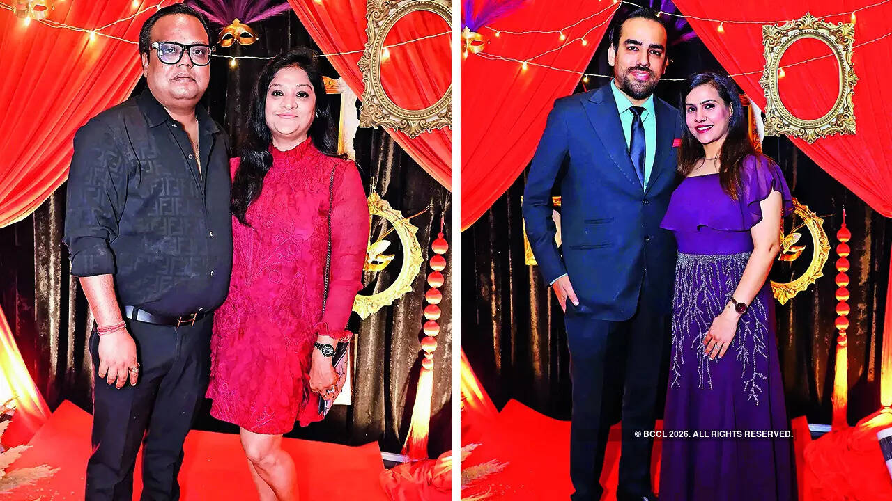 (L) Manjul and Geeta Gupta (R) Niranjan and Dikshita Notani (L) Manjul and Geeta Gupta (R) Niranjan and Dikshita Notani