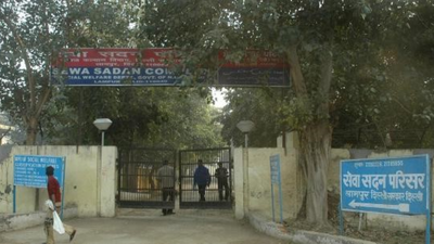 'Hostage' horror in Delhi: Foreign detainees lock in 12 staff during OPD visit; stone-pelting erupts as rescue turns violent