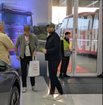 Edmonton Oilers star Leon Draisaitl spotted in Bayern Munich locker room amid lower-body injury recovery