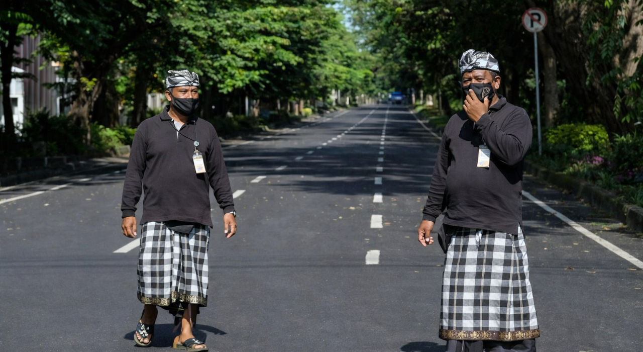 Local Pecalang volunteers patrol Bali during Nyepi, enforcing silence, travel bans, and keeping residents and tourists safe/ (antaranews) Local Pecalang volunteers