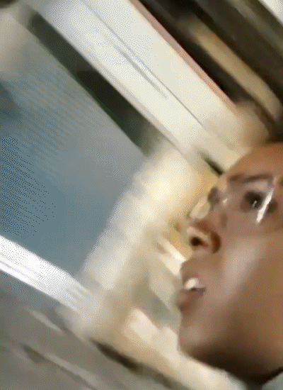 चलती बाइक पर मदद मांगती हुई युवती।