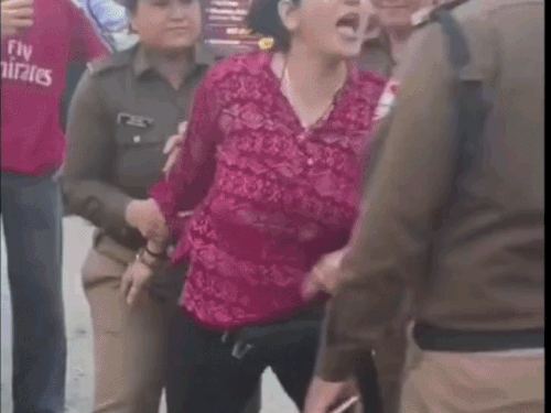 पुलिसकर्मियों ने ज्योति अधिकारी के दोनों हाथ पकड़कर उन्हें झगड़े से अलग किया।