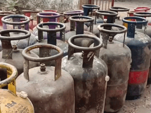 हल्द्वानी में कमर्शियल गैस का संकट - Dainik Bhaskar