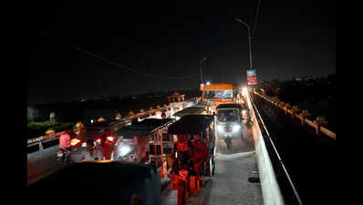 Traffic crawls on a stretch with dysfunctional streetlights on Pakka Pul Commuters complain of defunct street lights on busy roads